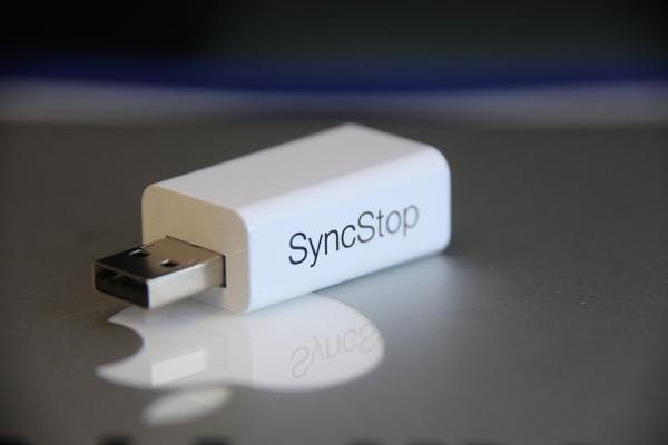 USB data blocker device that prevents data transfer while charging